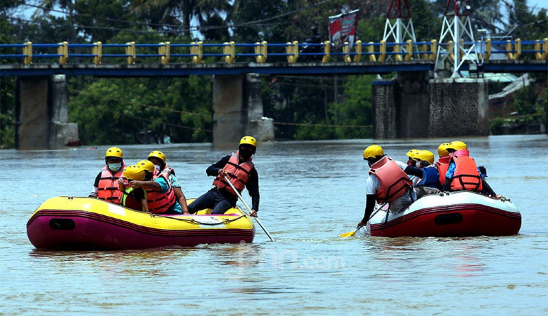 Sejumlah anak mengikuti rafting di kawasan Bendun Katulampa, Bogor, Kamis (29/10). Kegiatan yang diadakan Hiking Bocah pada setiap akhir pekan atau libur panjang itu dalam rangka mengenalkan lingkungan alam kepada anak-anak. - JPNN.com