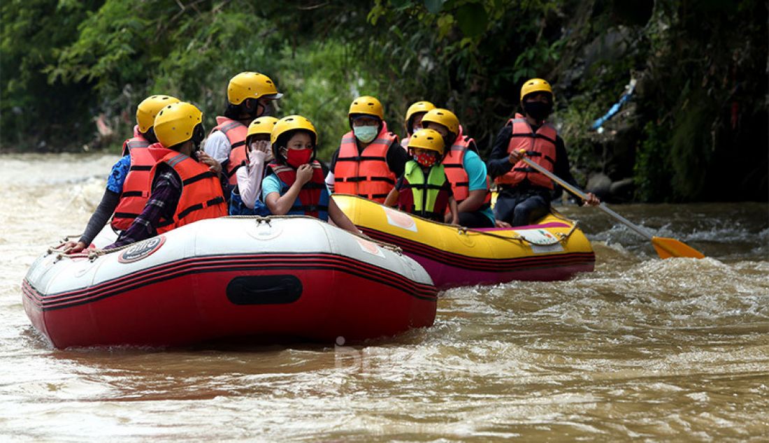 Sejumlah anak mengikuti rafting di kawasan Bendun Katulampa, Bogor, Kamis (29/10). Kegiatan yang diadakan Hiking Bocah pada setiap akhir pekan atau libur panjang itu dalam rangka mengenalkan lingkungan alam kepada anak-anak. - JPNN.com