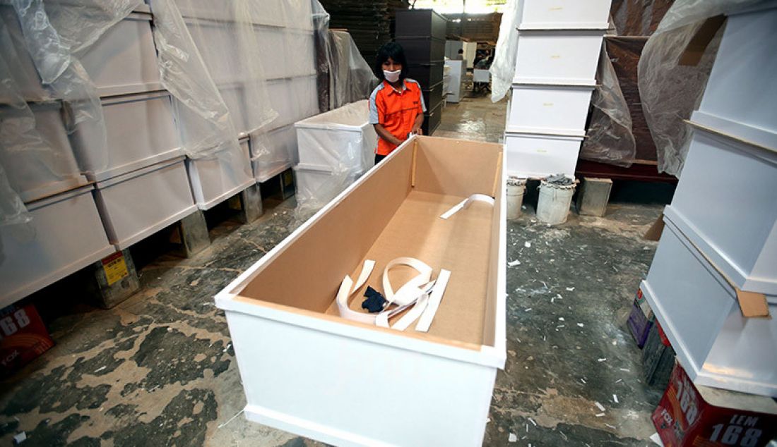 Sejumlah pekerja di pabrik Hakari Furniture, kawasan Daan Mogot, Jakarta Barat, Jumat (30/10) menyelesaikan pesanan peti mati khusus jenazah Covid-19. Hakari Furniture mampu menghasilkan 100 peti mati khusus jenazah korban Covid-19 per hari. - JPNN.com