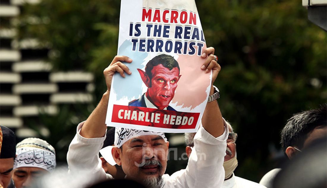 Sejumlah ormas Islam menggelar aksi unjuk rasa di depan Kedutaan Besar Prancis di Jakarta, Senin (2/11). Aksi itu sebagai bentuk protes kepada Presiden Prancis Emmanuel Macron yang dianggap menghina Islam dan Nabi Muhammad SAW. - JPNN.com