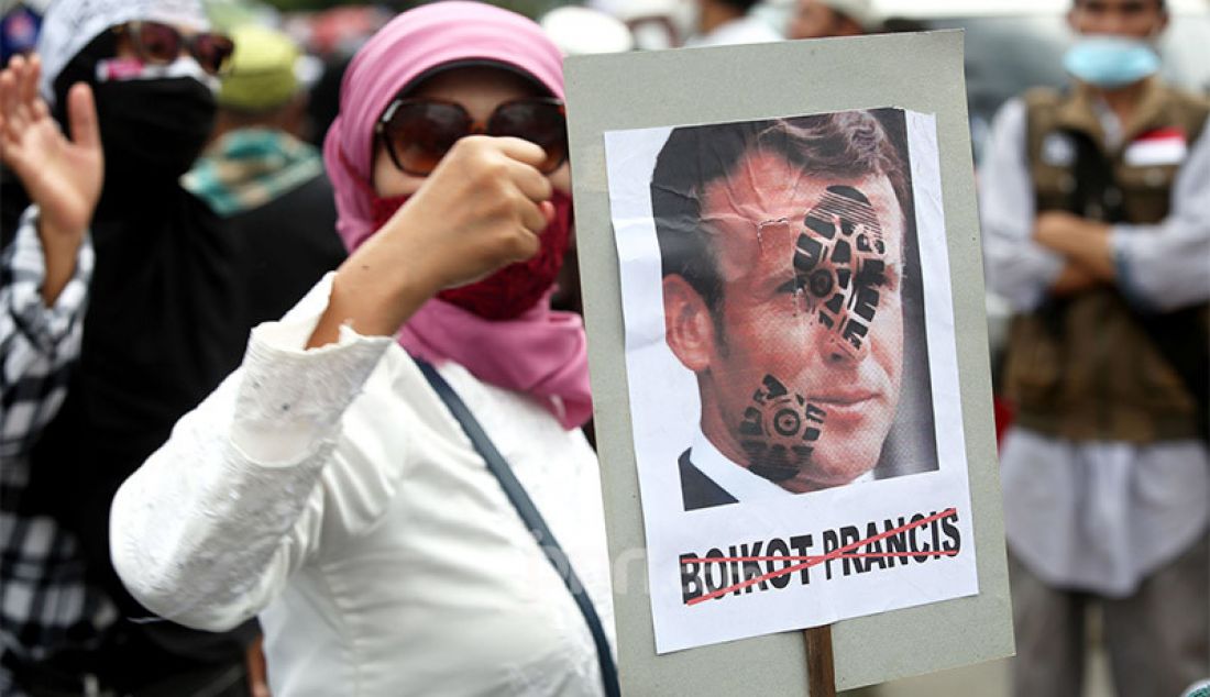 Sejumlah ormas Islam menggelar aksi unjuk rasa di depan Kedutaan Besar Prancis di Jakarta, Senin (2/11). Aksi itu sebagai bentuk protes kepada Presiden Prancis Emmanuel Macron yang dianggap menghina Islam dan Nabi Muhammad SAW. - JPNN.com