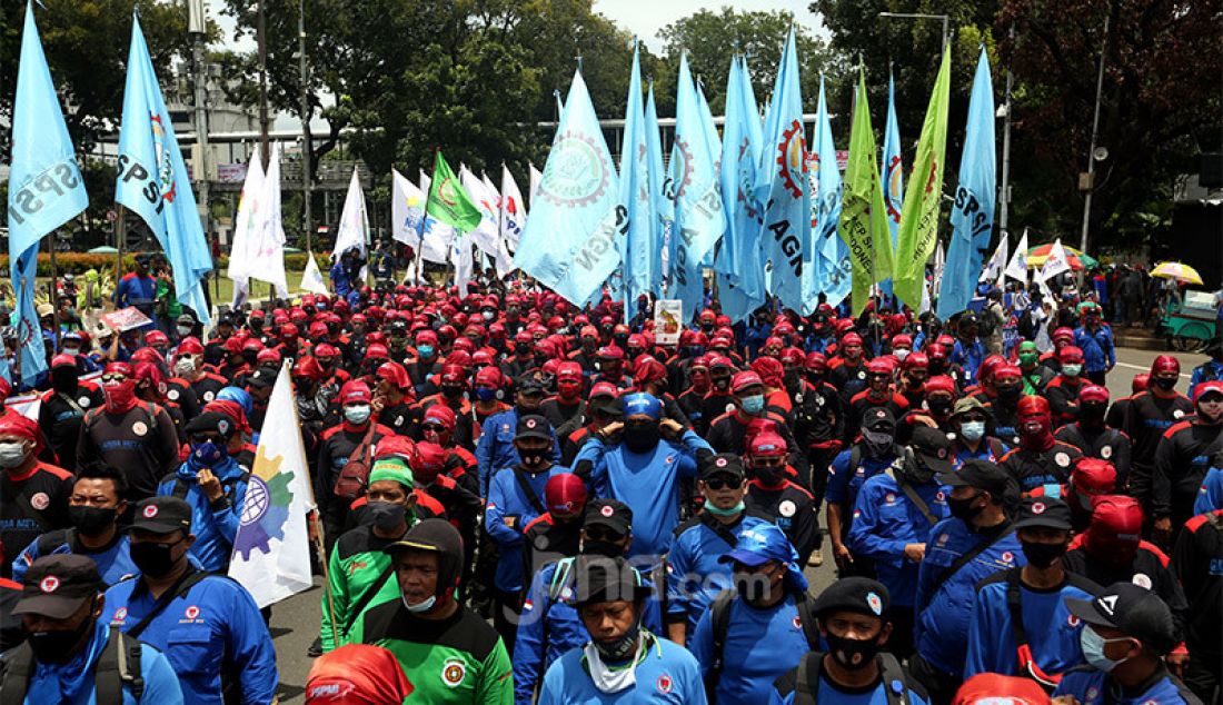 Sejumlah massa dari elemen buruh berunjuk rasa di depan kawasan Patung Arjunawiwaha atau Patung Kuda, Jakarta Pusat, Senin (2/11), guna menuntut kenaikan upah minimum dan menolak Omnibus Law UU Cipta Kerja. - JPNN.com