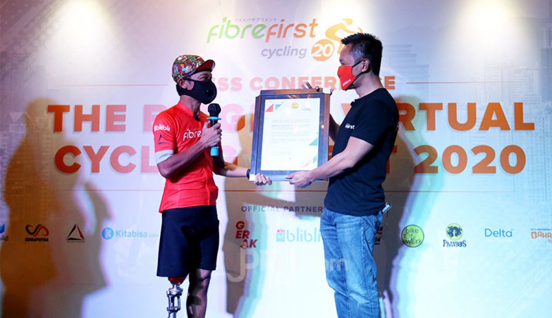 CEO FibreFirst Benny Winata (kanan) memberikan cendera mata kepada Peserta FibreFirst Cycling 2020 di Jakarta, Senin (2/11). FibreFirst menyerahkan donasi sebesar Rp 200 juta untuk membantu korban dampak pandemi Covid-19. - JPNN.com