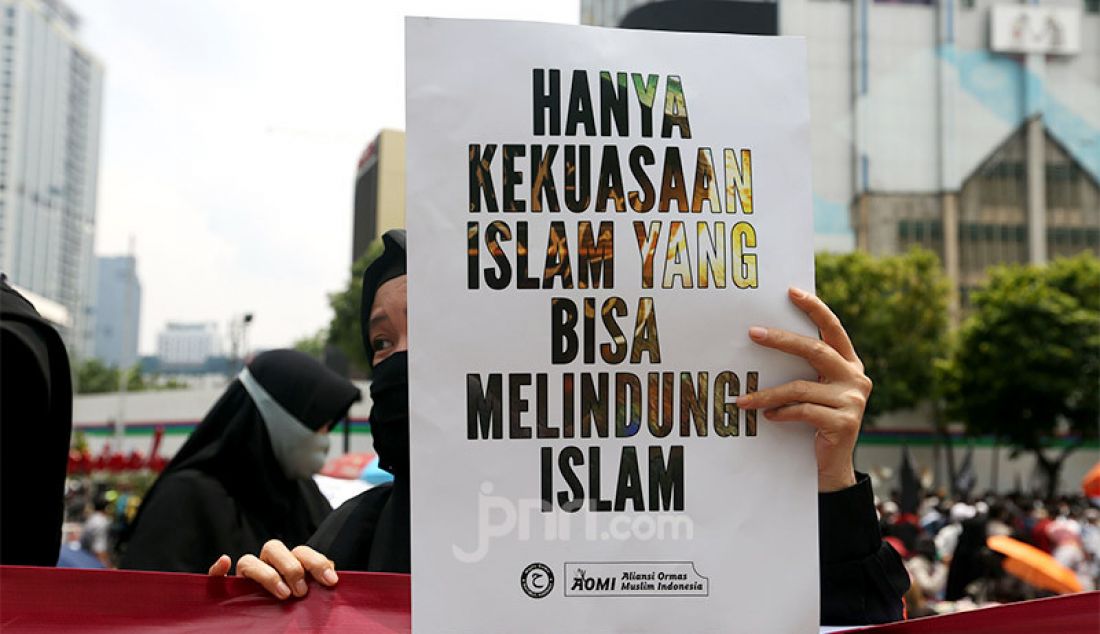 Massa dari berbagai ormas berunjuk rasa di depan Kedutaan Besar Prancis di Jakarta, Selasa (4/11). Aksi itu sebagai bentuk protes atas sikap Presiden Perancis Emmanuel Macron terkait kartun Nabi Muhammad SAW di majalah Charlie Hebdo. - JPNN.com