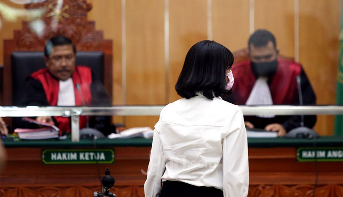 Majelis hakim Pengadilan Negeri Jakarta Barat menggelar persidangan dengan agenda pembacaan vonis untuk Vanesza Adzania alias Vanessa Angel dalam perkara kepemilikan narkoba, Kamis (5/11). Pada persidangan itu majelis hakim menjatuhkan hukuman 3 bulan penjara dan denda sebesar Rp 10 juta kepada Vanessa. - JPNN.com
