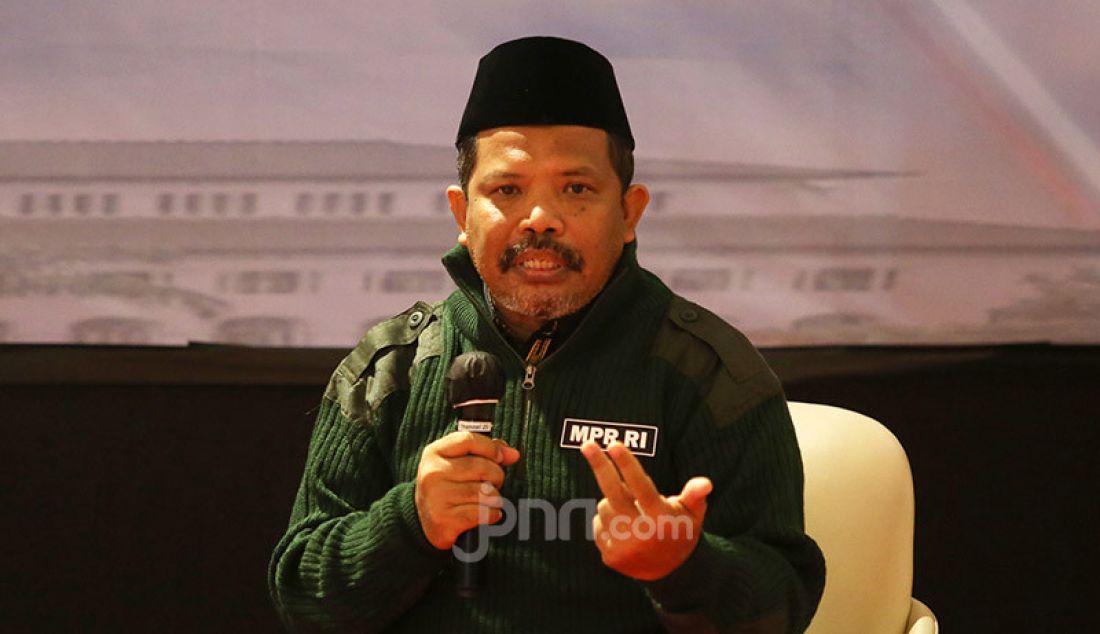Anggota Fraksi PKS MPR Johan Rosihan saat menjadi pembicara pada diskusi bertema 'Visi Misi NKRI Bagi Calon Kepala Daerah' di Bandung, Jawa Barat, Sabtu (7/11). - JPNN.com