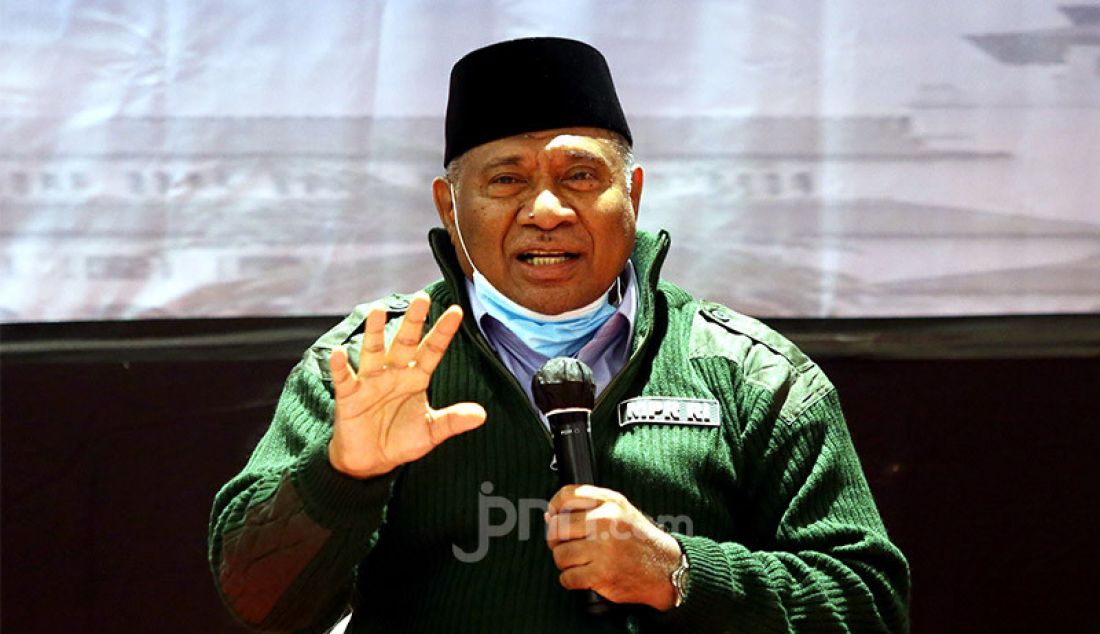 Ketua Fraksi PAN MPR RI Ali Taher saat berbicara pada diskusi bertema 'Visi Misi NKRI Bagi Calon Kepala Daerah' di Bandung, Jawa Barat, Sabtu (7/11). - JPNN.com