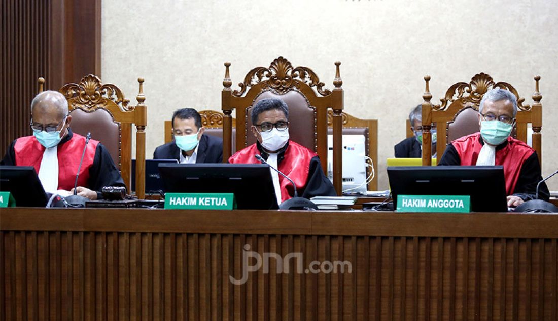Majelis hakim Pengadilan Tipikor Jakarta menggelar persidangan terhadap Irjen Pol Napoleon Bonaparte yang menjadi terdakwa kasus suap penghapusan red notice Djoko S Tjandra, Senin (9/11). Agenda persidangan tersebut ialah pembacaan nota keberatan atau eksepsi atas surat dakwaan. - JPNN.com