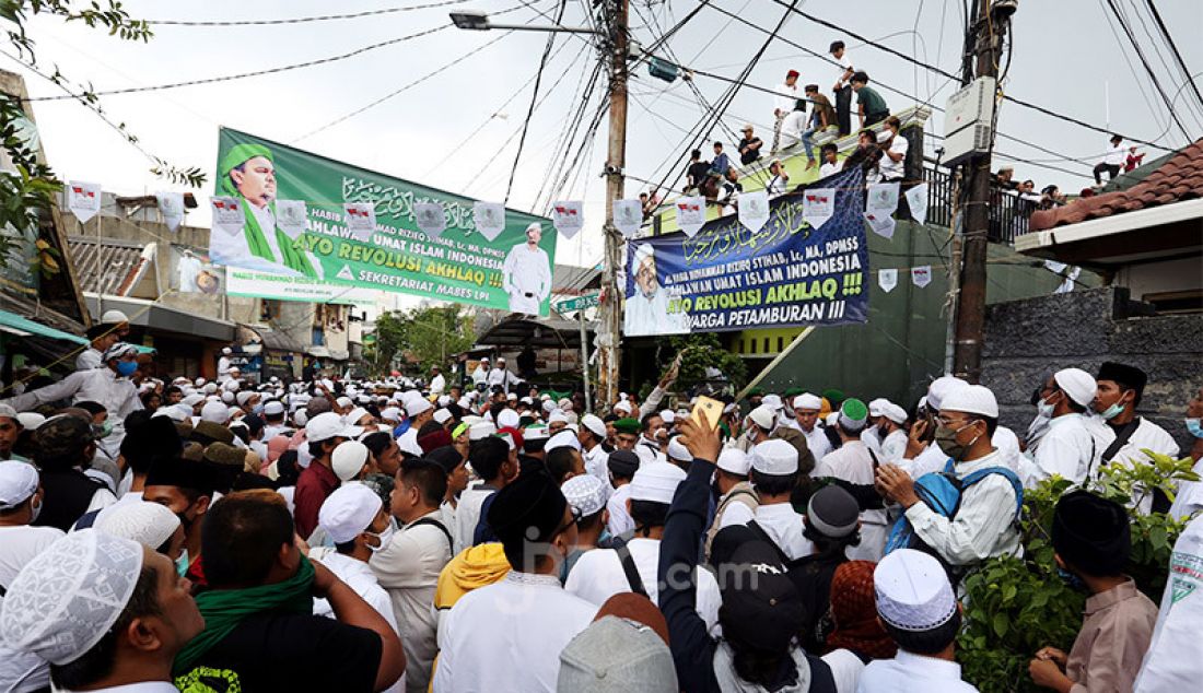 Massa dari sejumlah ormas memadati kawasan Petamburan, Jakarta Pusat, Selasa (10/11) guna menyambut kedatangan Imam Besar Front Pembela Islam (FPI) Habib Rizieq Shihab. - JPNN.com
