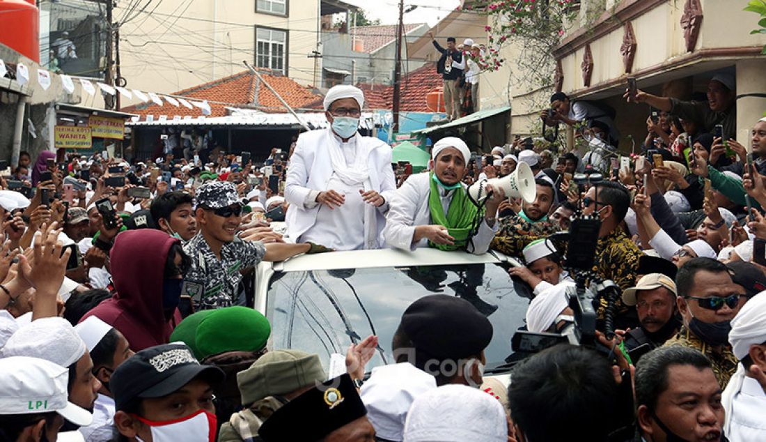 Imam Besar Front Pembela Islam (FPI) Habib Rizieq Shihab saat tiba di kediamannya di Petamburan, Jakarta Pusat, Selasa (10/11). - JPNN.com