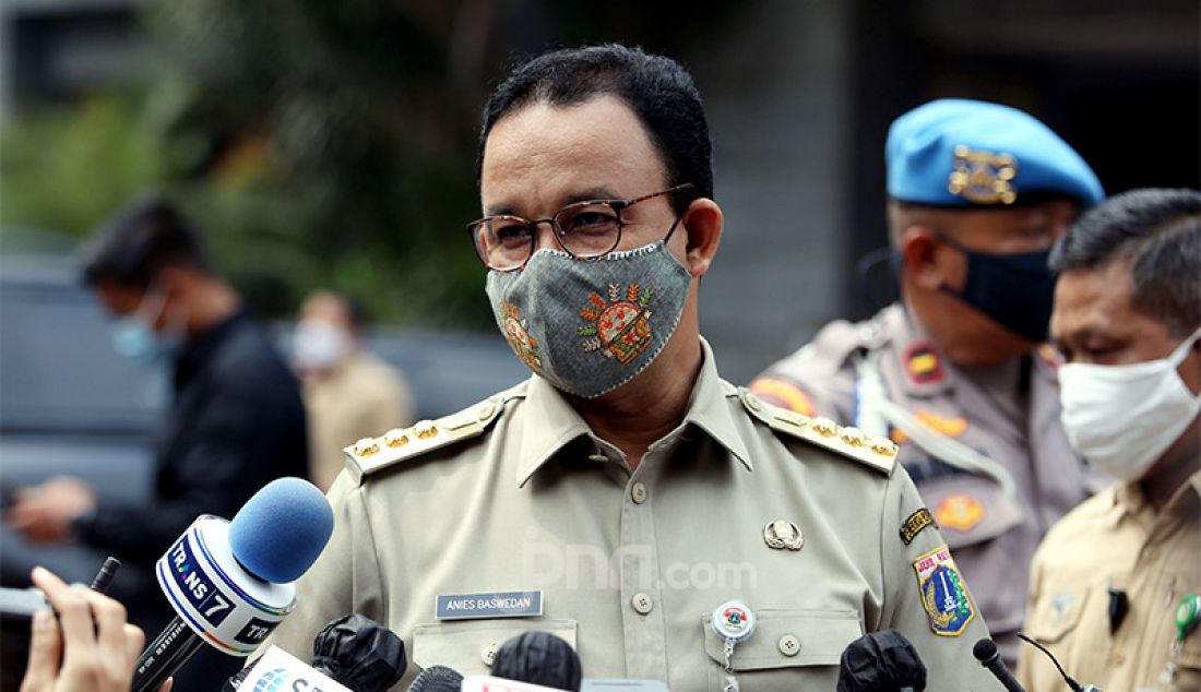 Gubernur DKI Jakarta Anies Baswedan saat tiba di Gedung Direktorat Reserse Kriminal Umum Polda Metro Jaya, Jakarta, Selasa (17/11) guna menjalani pemeriksaan perihal dugaan tindak pidana pelanggaraan protokol kesehatan dan menghalangi penyelenggaraan kekarantinaan kesehatan. - JPNN.com