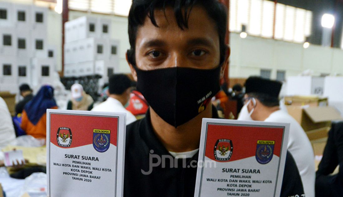 Petugas KPU Kota Depok, Jawa Barat menyortir surat dan kotak suara di gudang logistik, Senin (23/11). Kota Depok akan melaksanakan pemungutan suara untuk pemilihan wali kota dan wakil wali kota pada 9 Desember mendatang. - JPNN.com