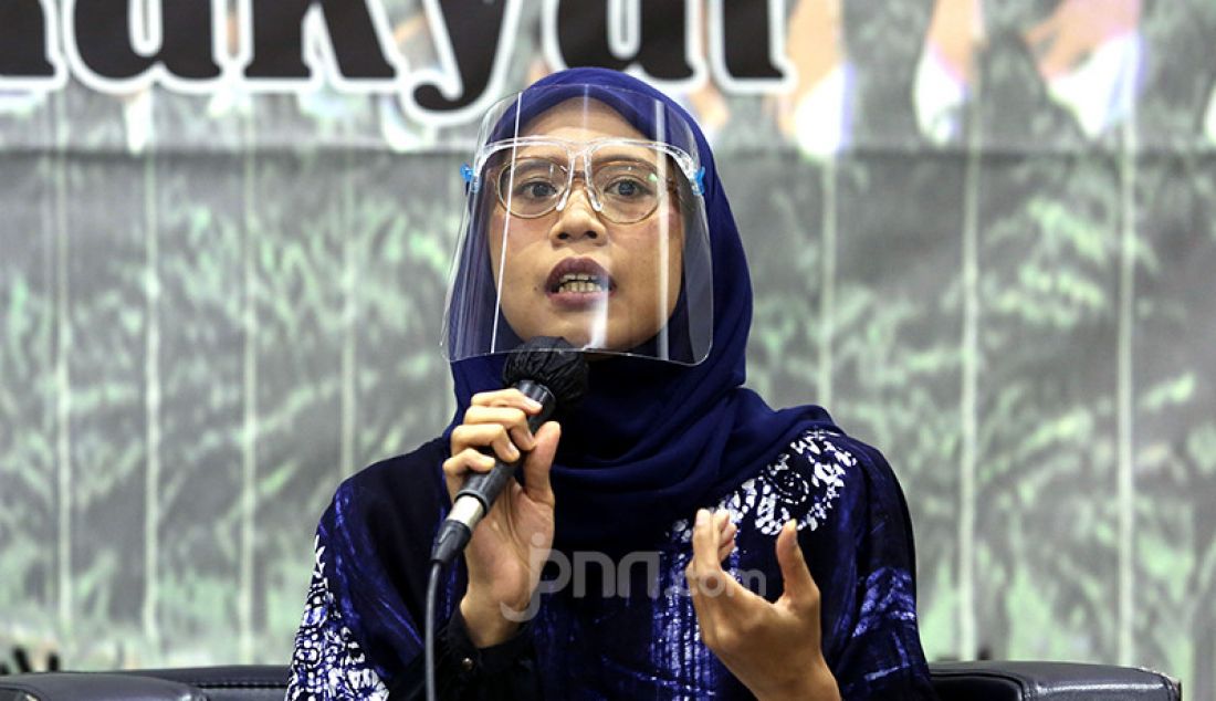 Peneliti Perludem Nurul Amalia saat menjadi pembicara diskusi bertema 'Penerapan Protokol Kesehatan Covid-19 di Pilkada 2020 demi Selamatkan Demokrasi' di Kompleks Parlemen Senayan, Jakarta, Senin (23/11). - JPNN.com