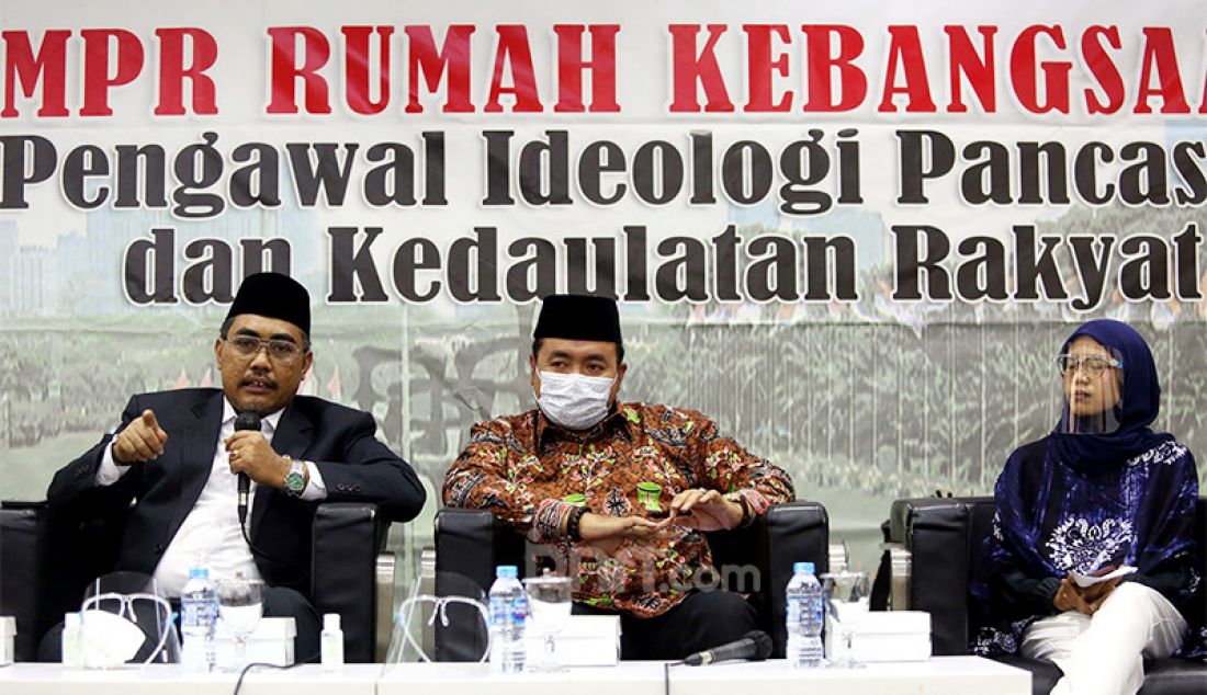 Wakil Ketua MPR RI Jazilul Fawaid (kiri) bersama komisioner Bawaslu RI Mochammad Afifuddin (tengah) dan peneliti Perludem Nurul Amalia (kanan) dalam diskusi bertema 'Penerapan Protokol Kesehatan Covid-19 di Pilkada 2020 demi Selamatkan Demokrasi' di Kompleks Parlemen Senayan, Jakarta, Senin (23/11). - JPNN.com