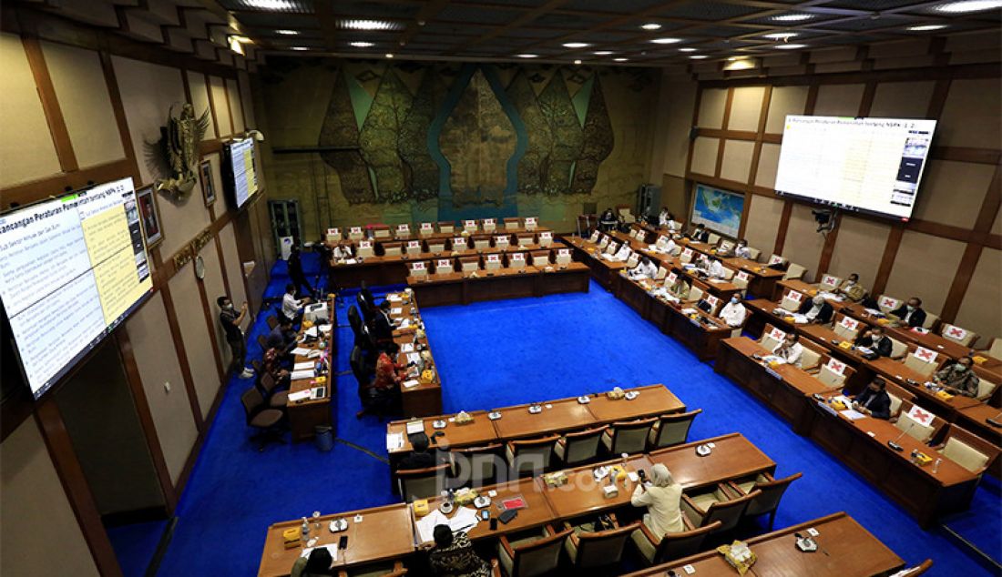 Suasana rapat kerja Komisi VII DPR bersama Menteri ESDM Arifin Tasrif dan Presiden Direktur PT Freeport Indonesia Tony Wenas di Kompleks Parlemen Senayan, Jakarta, Senin (23/11). Rapat tersebut membahas rencana tindak lanjut atas UU tentang Cipta Kerja sektor ESDM dan progres pembangunan smelter di Indonesia untuk realisasi hilirisasi mineral. - JPNN.com