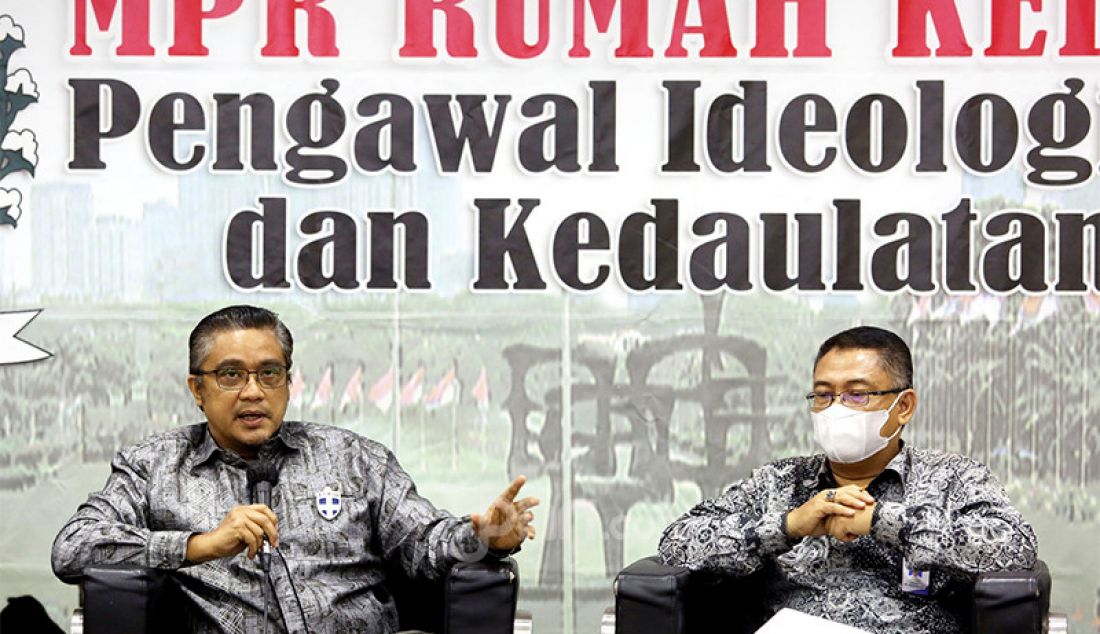 Wakil Ketua Komisi X DPR RI Dede Yusuf (kiri) bersama Sekretaris Deputi Kebijakan Strategis Kementerian Pariwisata dan Ekonomi Kreatif Hariyanto saat hadir sebagai pembicara diskusi bertema 'Kebangkitan Pariwisata dari Pandemi Covid-19 Sebagai Fondasi Ekonomi Nasional' di Kompleks Parlemen Senayan, Jakarta, Senin (30/11). - JPNN.com