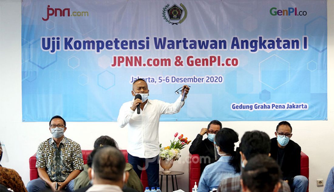 Ketua Umum PWI Pusat Atal S Depari saat menyampaikan kata sambutan pada pembukaan Uji Kompetensi Wartawan (UKW) jpnn.com dan GenPI.co di Jakarta, Sabtu (5/12). - JPNN.com