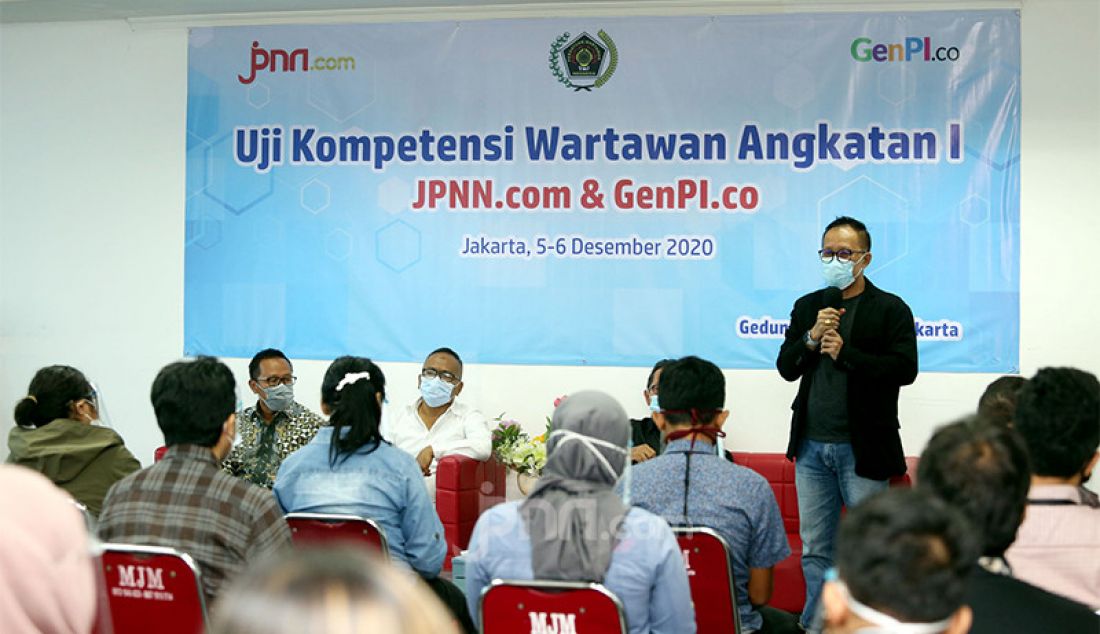 Direktur Utama PT JPNN Auri Jaya (berdiri) saat menyampaikan kata sambutan pada pembukaan Uji Kompetensi Wartawan (UKW) jpnn.com dan GenPI.co di Jakarta, Sabtu (5/12). - JPNN.com