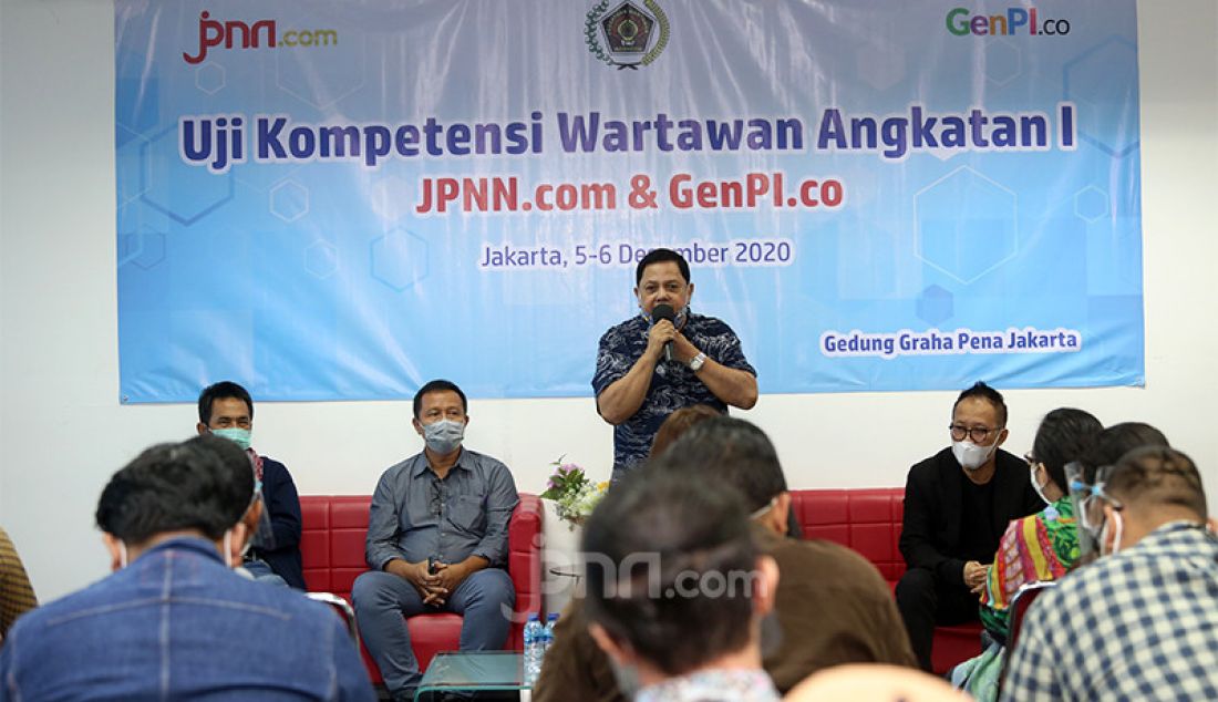 Sekjen PWI Pusat Mirza Zulhadi saat menyampaikan kata sambutan pada penutupan Uji Kompetensi Wartawan (UKW) jpnn.com dan GenPI.co di Graha Pena Jakarta, Minggu (6/12). - JPNN.com