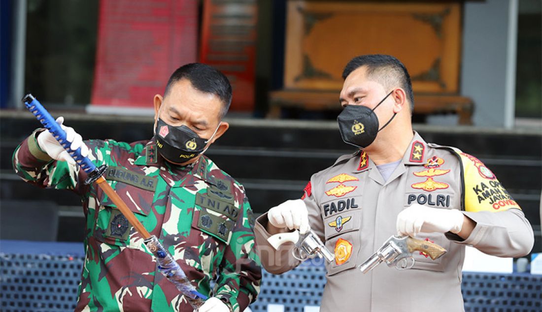 Kapolda Metro Jaya Irjen Pol Fadil Imran bersama Pangdam Jaya Mayjen TNI Dudung Abdurachman dalam jumpa pers di Jakarta, Senin (7/12), menunjukkan barang bukti dari insiden tembak-menembak di Tol Jakarta-Cikampek Kilometer 50 yang mengakibatkan enam anggota Laskar Pembela Islam tewas. - JPNN.com