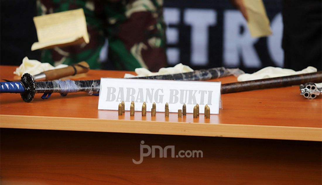 Polda Metro Jaya merilis barang bukti berupa dua pistol berikut amunisinya yang disita dari insiden tembak-menembak di Tol Jakarta-Cikampek KM 50 yang menewaskan enam anggota Laskar Pembela Islam. - JPNN.com