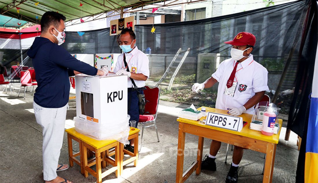 Sejumlah petugas TPS 49 Rindu Sekolah Lagi, Pamulang, Tangsel, Rabu (9/12) menggunakan pakaian sekolah, masker dan pelindung wajah untuk melayani pemilih. Petugas TPS tersebut mengenakan pakaian seragam sekolah untuk menarik warga menggunakan hak pilih pada Pilkada Tangsel 2020. - JPNN.com