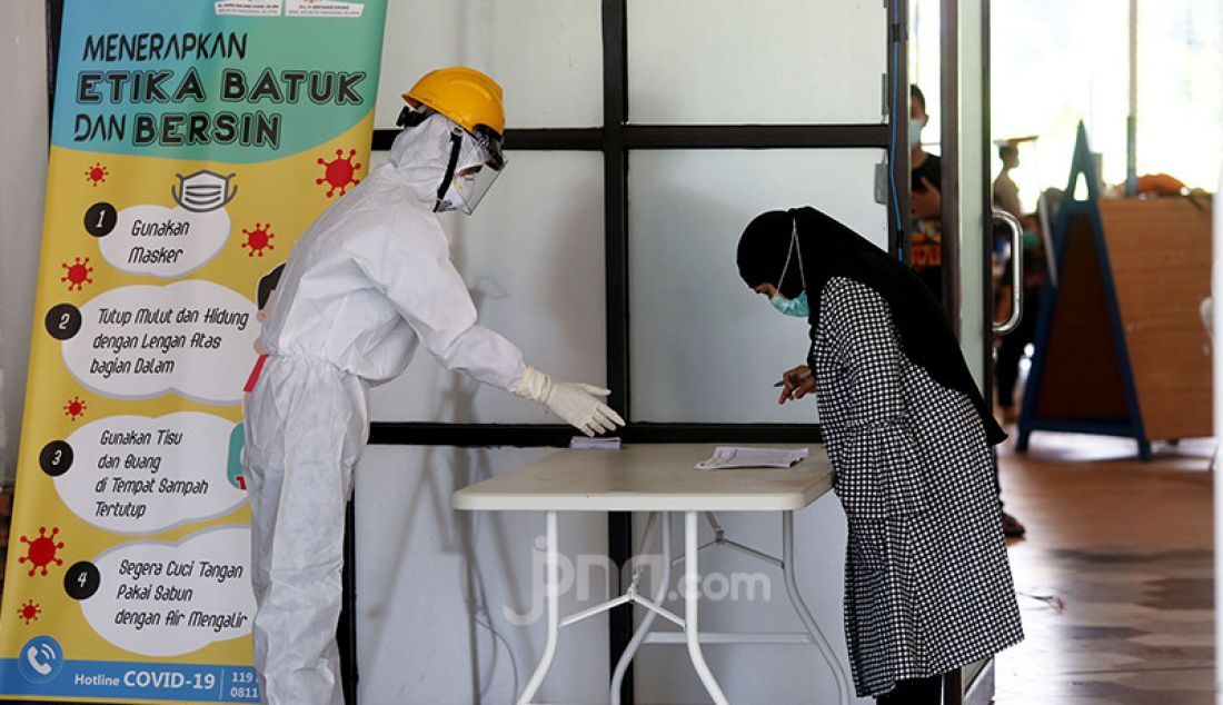 Sejumlah pasien berstatus orang tanpa gejala (OTG) Covid-19 menggunakan hak pilih mereka di TPS Rumah Lawan Covid-19, Tangsel, Banten, Rabu (12/9). - JPNN.com