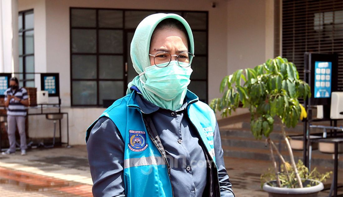 Wali Kota Tangerang Selatan Airin Rachmi Diany meninjau pasien berstatus orang tanpa gejala (OTG) Covid-19 yang menggunakan hak pilih mereka pada Pilkada 2020 di TPS Rumah Lawan Covid-19, Rabu (12/9). - JPNN.com