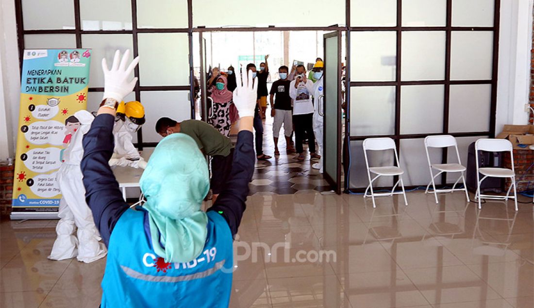 Wali Kota Tangerang Selatan Airin Rachmi Diany (membelakangi kamera) meninjau pasien berstatus orang tanpa gejala (OTG) Covid-19 yang menggunakan hak pilih mereka di TPS Rumah Lawan Covid-19, Rabu (12/9). - JPNN.com