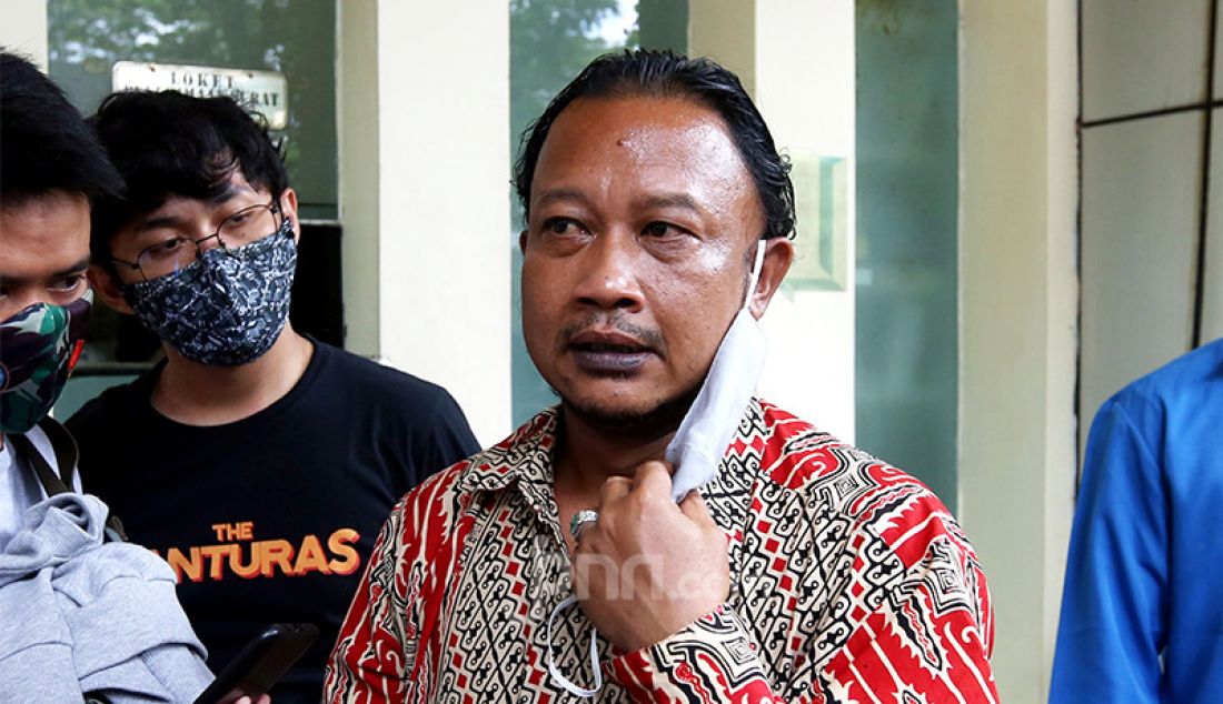 Komisioner Komnas HAM Mohammad Choirul Anam di kantornya, Jakarta Pusat, Senin (14/12) menjelaskan agenda pemeriksaan terhadap Dirut PT Jasa Marga Subakti Syukur dan Kapolda Metro Jaya Irjen Fadil Imran terkait insiden berdarah yang menewaskan enam anggota laskar FPI di Tol Jakarta-Cikampek. - JPNN.com