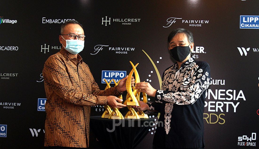 Chief Executive Officer PT Lippo Cikarang Tbk yang juga Chief Operating Officer PT Lippo Karawaci Tbk Rudy Halim (kiri) menerima 11 penghargaan pada Indonesia Property Awards 2020. Penghargaan tersebut diserahkan langsung juru Indonesia Property Awards 2020 Doddy Tjahjadi (tengah) di Tangerang, Banten, Senin (14/12). - JPNN.com