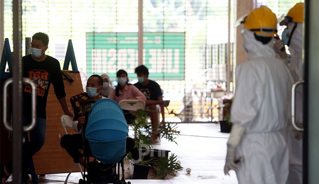 Aktivitas pasien dengan status orang tanpa gejala (OTG) di Rumah Lawan Covid-19 Kota Tangerang Selatan, Banten, Kamis (17/12). - JPNN.com