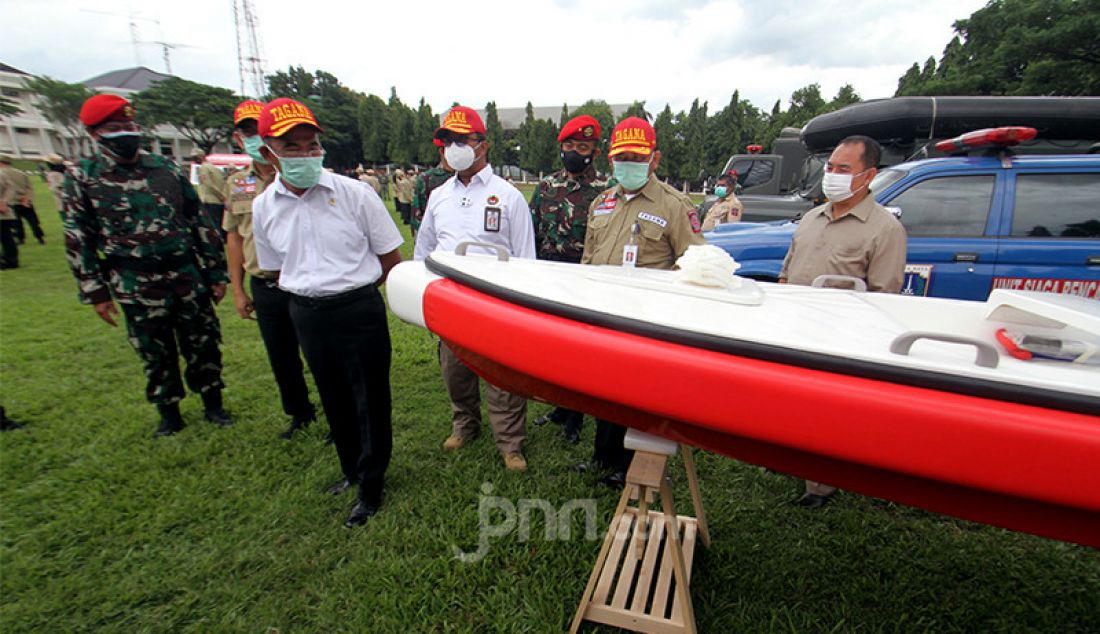 Menteri Sosial RI Ad Interim, Muhadjir Effendy memeriksa kesiapan perlengkapan saat apel kesiapsiagaan Taruna Siaga Bencana (Tagana) bersama Komando Pasukan Khusus (Kopassus) dalam menghadapi dampak La Nina di Markas Kopassus, Cijantung, Jakarta, Kamis (17/12), guna mengantisipasi peningkatan curah hujan akibat fenomena La Nina. - JPNN.com