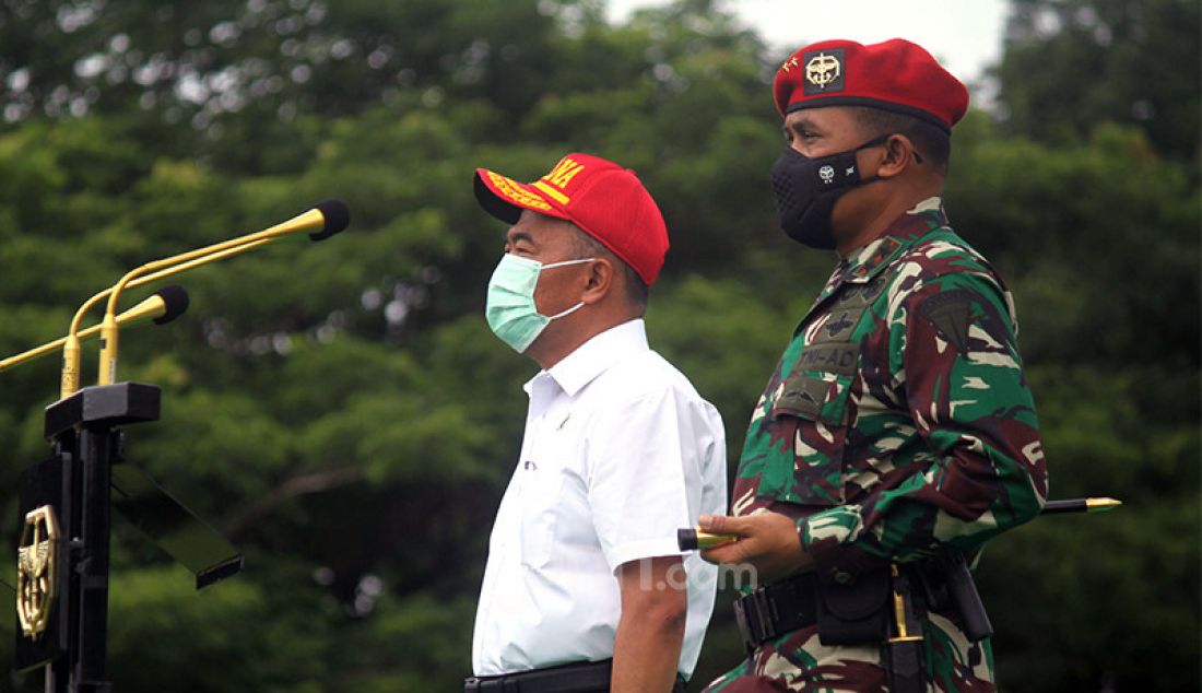 Menko Pembangunan Manusia dan Kebudayaan (PMK) Muhadjir Effendy bersama Danjen Kopassus Mayjen TNI M Hasan dalam apel kesiapsiagaan Taruna Siaga Bencana (Tagana) di Markas Kopassus, Cijantung, Jakarta Timur, Kamis (17/12), guna mengantisipasi dampak peningkatan curah hujan akibat fenomena La Nina. - JPNN.com