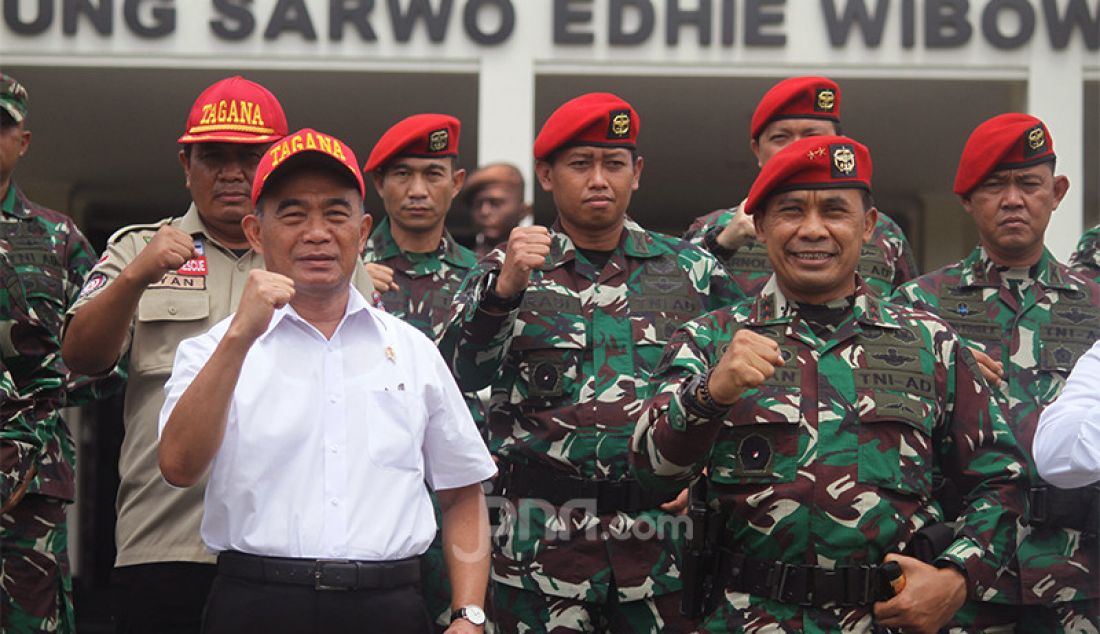 Menko Pembangunan Manusia dan Kebudayaan (PMK) Muhadjir Effendy bersama Danjen Kopassus Mayjen TNI M Hasan dalam apel kesiapsiagaan Taruna Siaga Bencana (Tagana) di Markas Kopassus, Cijantung, Jakarta Timur, Kamis (17/12), guna mengantisipasi dampak peningkatan curah hujan akibat fenomena La Nina. - JPNN.com