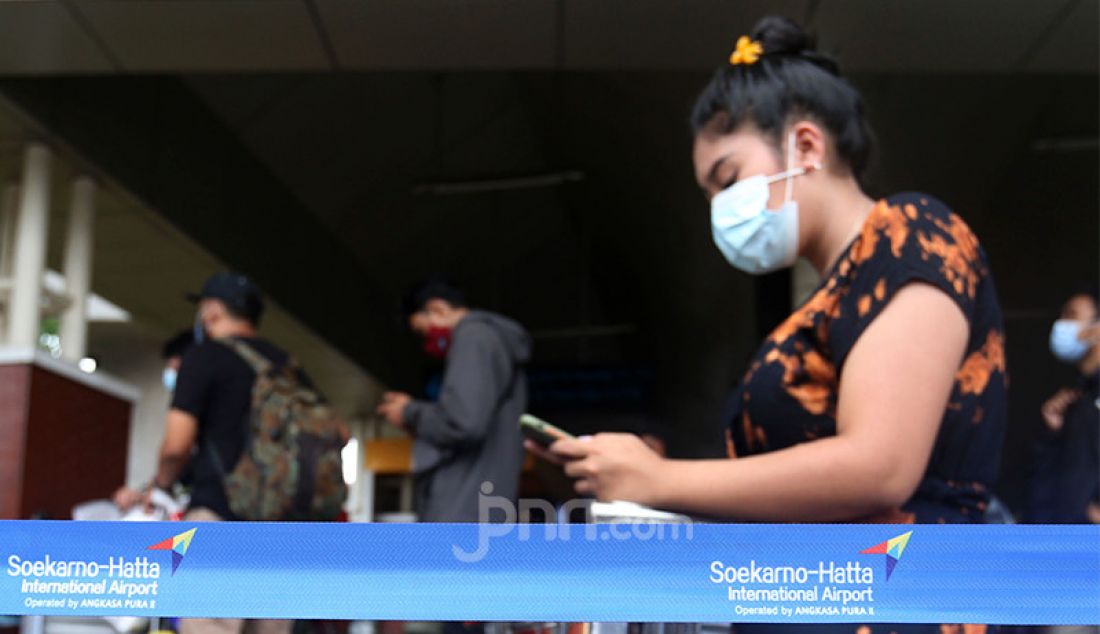 Para calon penumpang di Bandara Soekarno Hatta Tangerang, Banten tengah mengantre layanan rapid test antigen, Selasa (22/12). Calon penumpang mengaku harus antre hingga tiga jam untuk mendapatkan layanan rapid tes antigen dengan biaya Rp 200 ribu. - JPNN.com