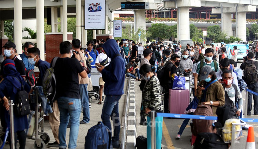 Para calon penumpang di Bandara Soekarno Hatta Tangerang, Banten tengah mengantre layanan rapid test antigen, Selasa (22/12). Calon penumpang mengaku harus antre hingga tiga jam untuk mendapatkan layanan rapid tes antigen dengan biaya Rp 200 ribu. - JPNN.com