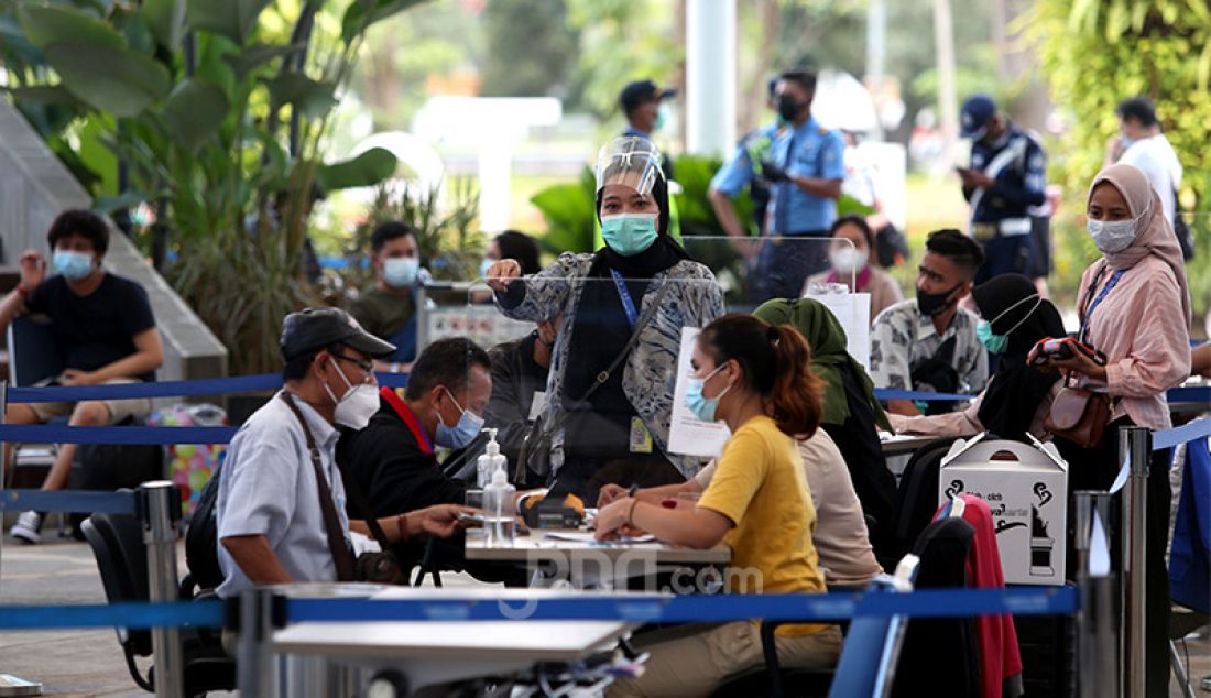 Para calon penumpang di Bandara Soekarno Hatta Tangerang, Banten tengah mengantre layanan rapid test antigen, Selasa (22/12). Calon penumpang mengaku harus antre hingga tiga jam untuk mendapatkan layanan rapid tes antigen dengan biaya Rp 200 ribu. - JPNN.com