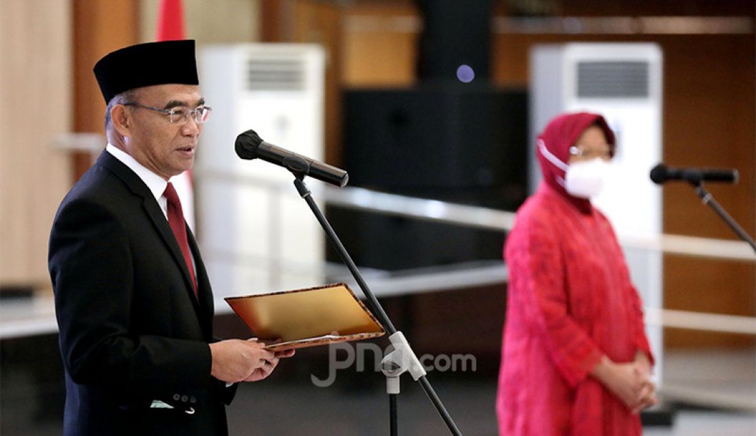 Menteri Koordinator Bidang Pembangunan Manusia dan Kebudayaan (Menko PMK) Muhadjir Effendy yang juga menteri sosial (Mensos) ad interim melaksanakan serah terima jabatan kepada Tri Rismaharini selaku Mensos definitif di Kantor Kementerian Sosial, Jakarta, Rabu (23/12). - JPNN.com