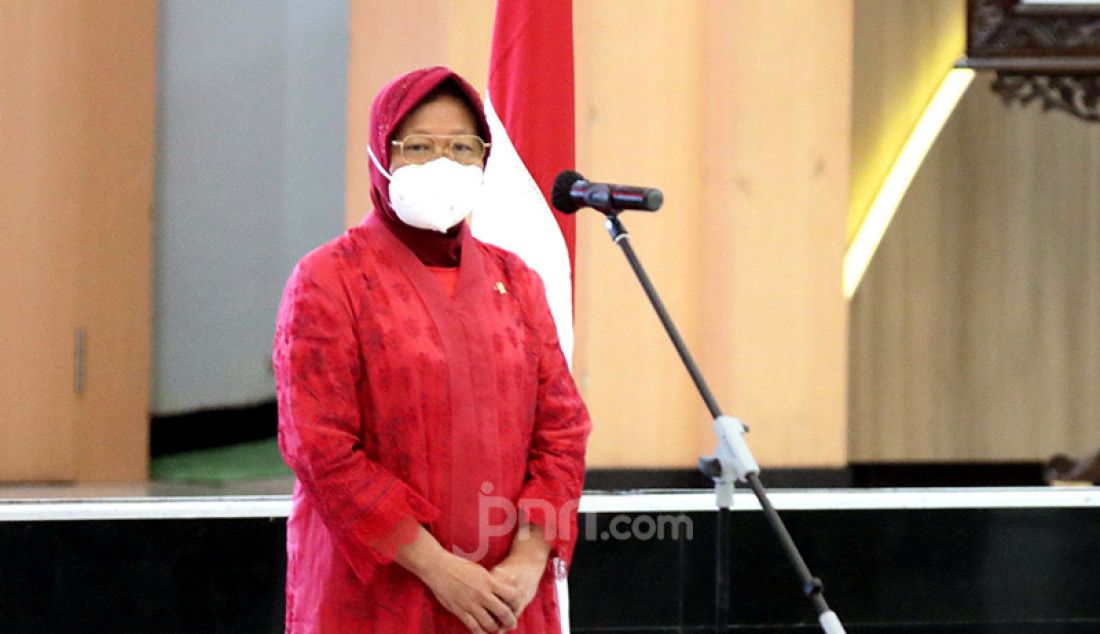 Tri Rismaharini selaku menteri sosial (Mensos) baru pada acara serah terima jabatan di Kantor Kementerian Sosial, Jakarta, Rabu (23/12). Presiden Joko Widodo mengangkat Risma menjadi Mensos menggantikan Juliari Batubara. - JPNN.com