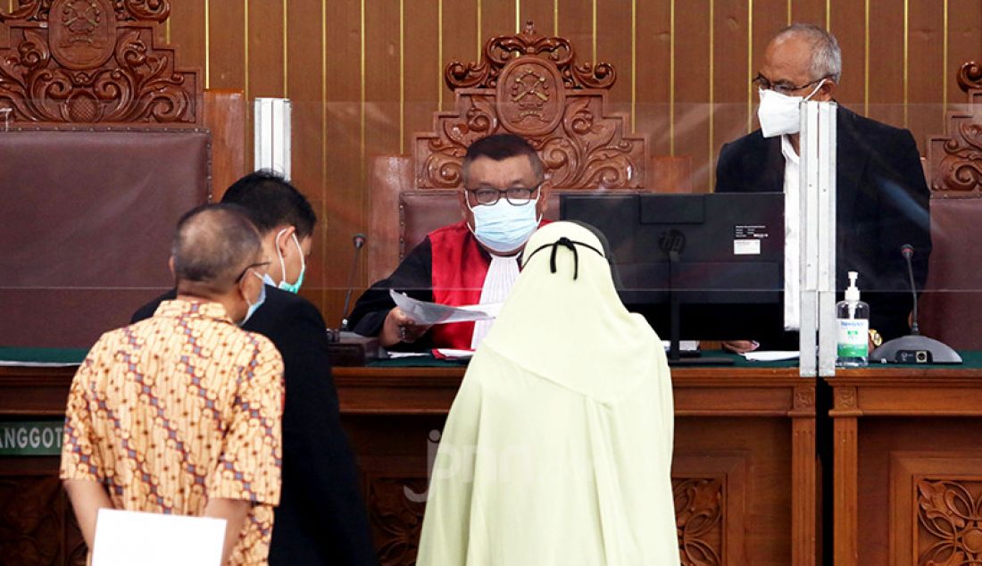 Hakim tunggal Akhmad Sahyuti memimpin sidang perdana praperadilan yang diajukan M Rizieq Shihab di Pengadilan Negeri Jakarta Selatan (PN Jaksel), Senin (4/1). Rizieq mengajukan gugatan praperadilan atas statusnya sebagai tersangka kasus pelanggaran kekarantinaan kesehatan dan penghasutan. - JPNN.com
