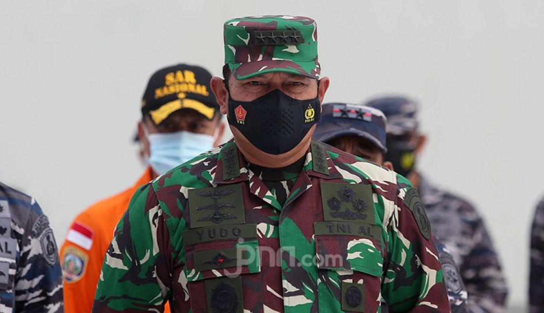 Kasal Laksamana TNI Yudo Margono saat memberikan keterangan pers di Dermaga JICT 2 Jakarta Utara, Minggu (10/1), usai meninjau lokasi jatuhnya pesawat Sriwijaya Air SJ182. - JPNN.com