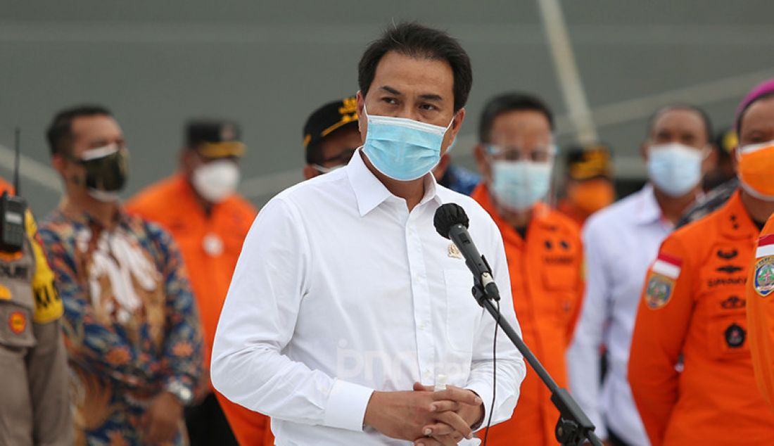 Wakil Ketua DPR Azis Syamsuddin memberikan keterangan pers usai meninjau Posko Operasi SAR Sriwijaya Air SJ182 di Dermaga JICT 2, Jakarta Utara, Senin (11/1). - JPNN.com