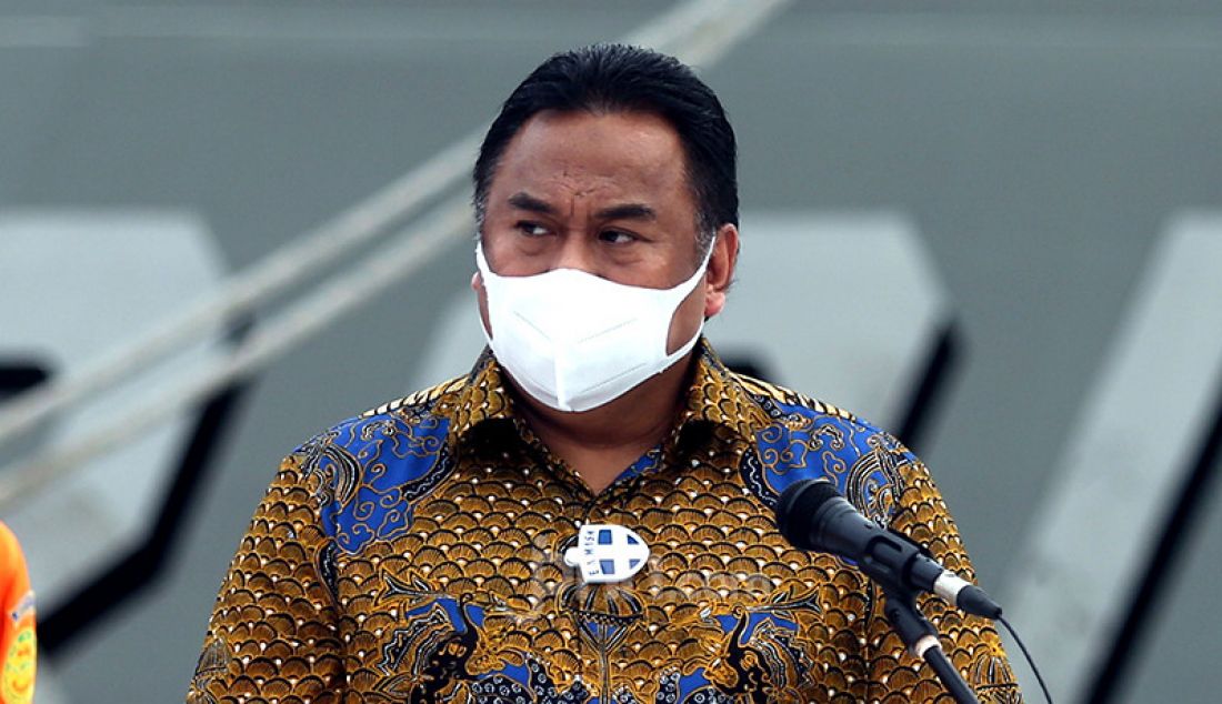 Wakil Ketua DPR Rachmat Gobel memberikan keterangan pers usai meninjau Posko Operasi SAR Sriwijaya Air SJ182 di Dermaga JICT 2, Jakarta Utara, Senin (11/1). - JPNN.com