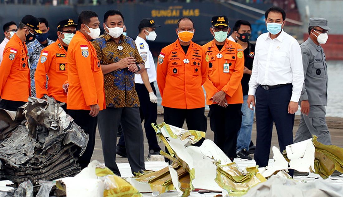 Dua Wakil Ketua DPR, Azis Syamsuddin (kemeja putih) dan Rachmat Gobel (berbatik) saat meninjau Posko SAR Sriwijaya Air SJ182 di Dermaga JICT 2, Jakarta Utara, Senin (11/1). - JPNN.com