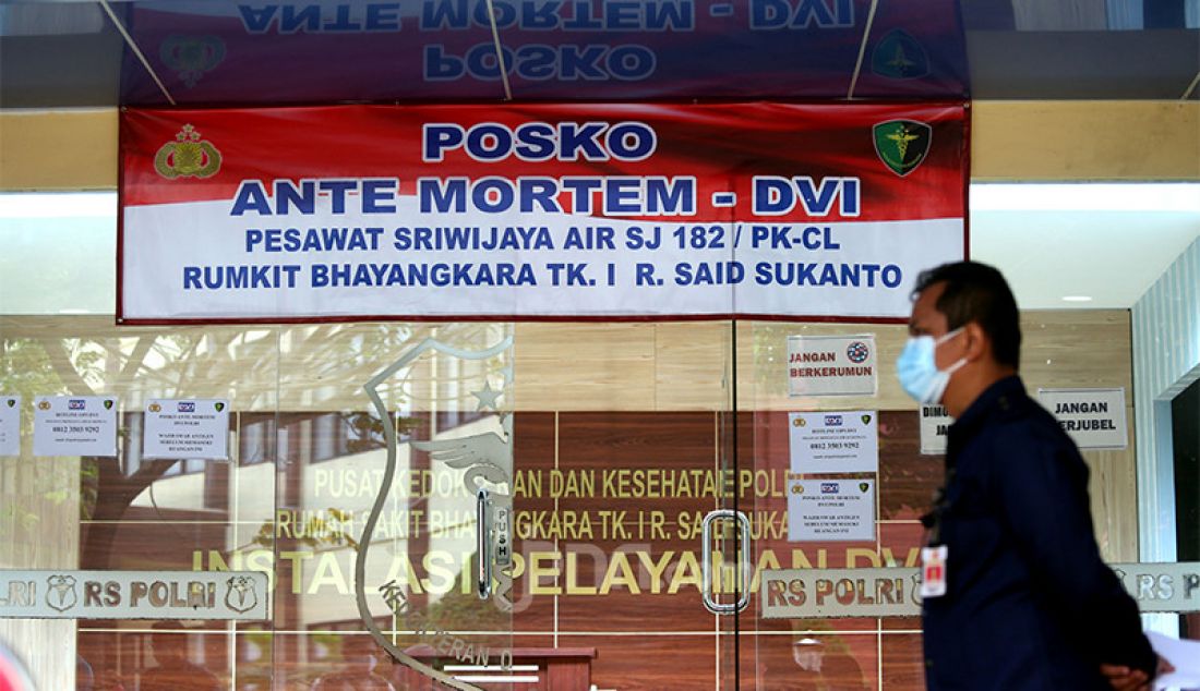 Posko Antemortem-DVI pesawat Sriwijaya Air SJ 182 di RS Polri Kramat Jati, Jakarta Timur, Selasa (12/1). - JPNN.com