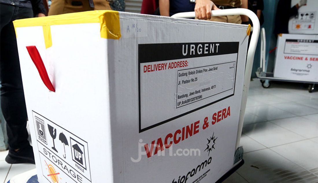 Vaksin COVID-19 buatan Sinovac, Tiongkok saat tiba di gudang Dinas Kesehatan Kota Bogor, Jawa Barat, Selasa (12/1). - JPNN.com