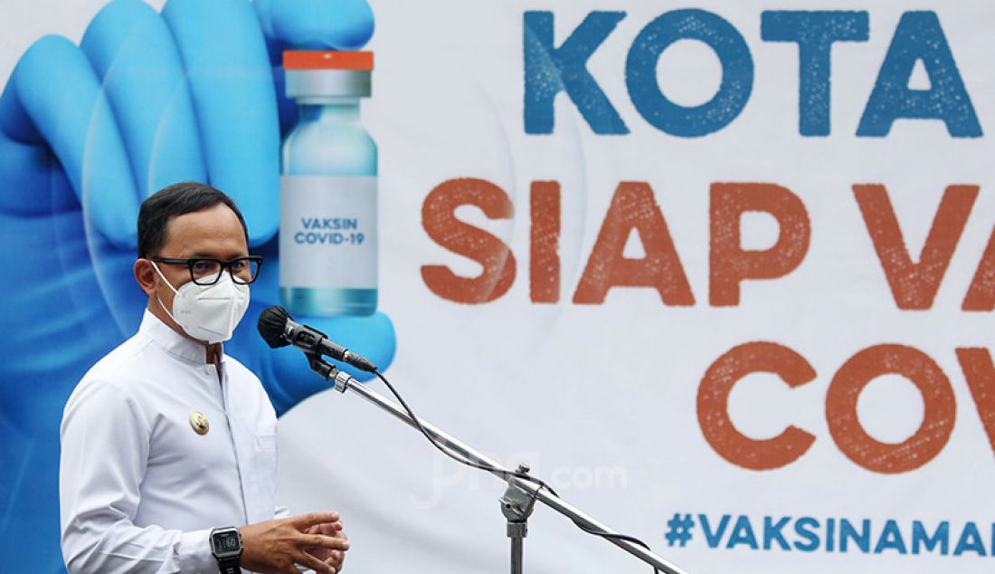 Wali Kota Bogor Bima Arya saat menyampaikan kata sambutan pada penyuntikan perdana vaksin Covid-19 di Puskesmas Tanah Sereal, Bogor, Jawa Barat, Kamis (14/1). - JPNN.com