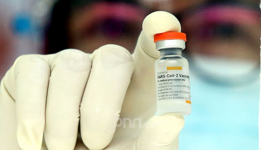 Petugas menyiapkan vaksin Covid-19 buatan Sinovac, Tiongkok yang akan disuntikkan kepada tenaga medis di Puskesmas Tanah Sereal, Kota Bogor, Jawa Barat, Kamis (14/1). - JPNN.com