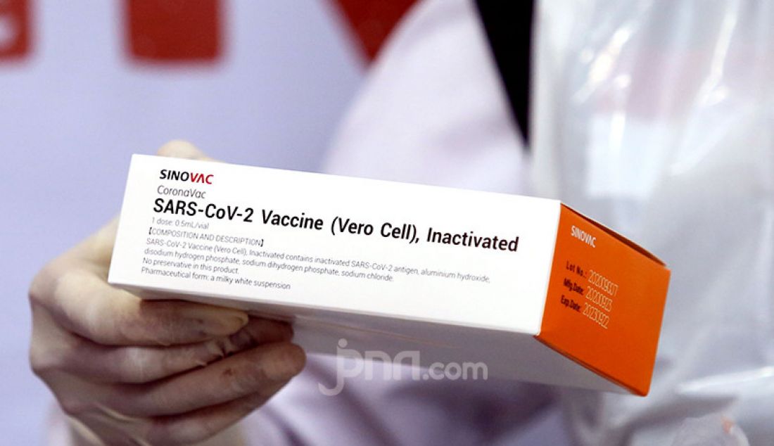 Petugas menyiapkan vaksin Covid-19 buatan Sinovac, Tiongkok yang akan disuntikkan kepada tenaga medis di Puskesmas Tanah Sereal, Kota Bogor, Jawa Barat, Kamis (14/1). - JPNN.com